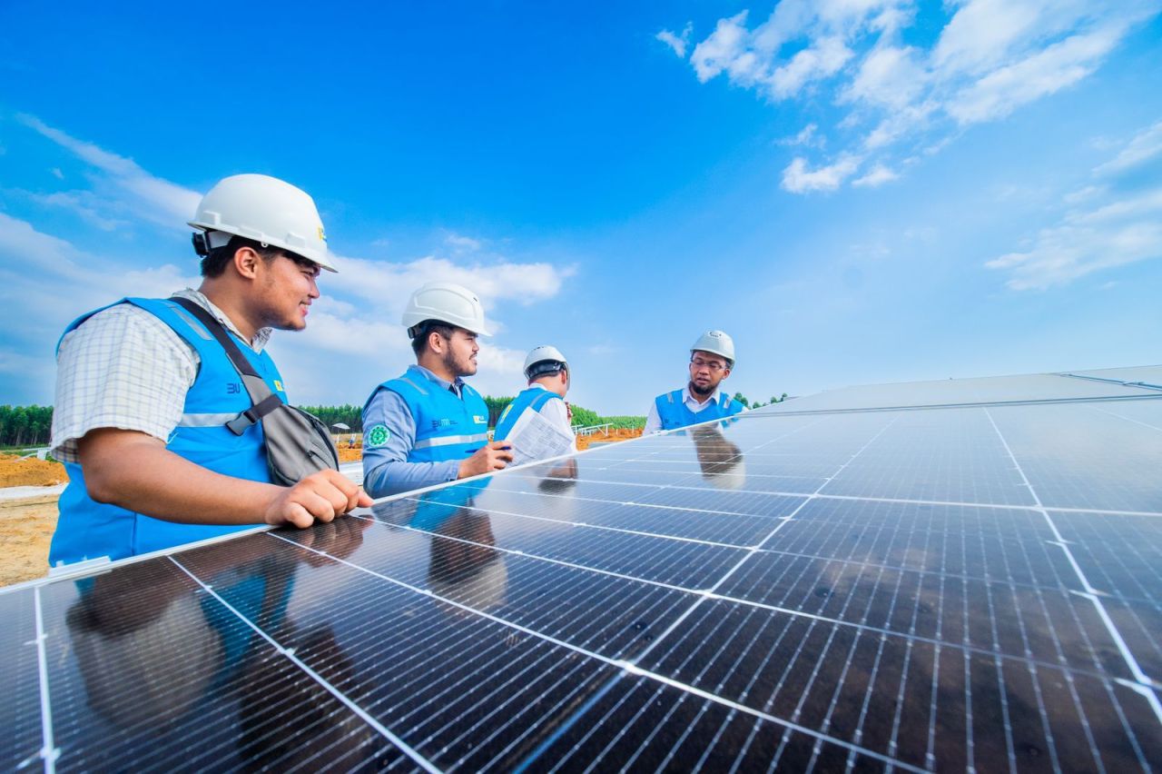 Sumber energi terbarukan seperti tenaga surya hadir sebagai solusi ramah lingkungan seiring dengan kemajuan teknologi dengan terus  meningkatkan efisiensi ( Foto : Dok. Jatimkini.com )