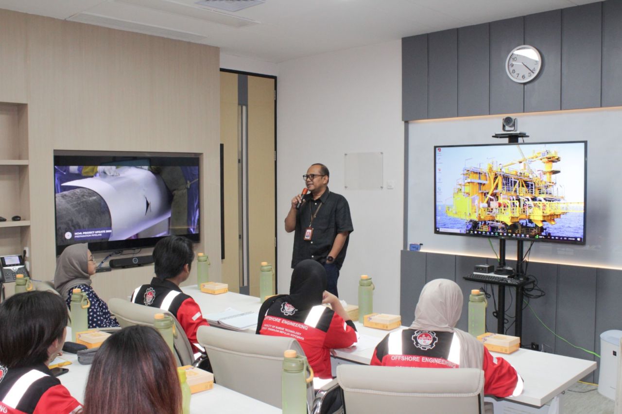 Manager Regional Office & Relations HCML, Hamim Tohari Tengah memberikan sosialisasi dan berbagi pengetahuan seputar industri minyak dan gas bumi ( Foto : Dok.HCML )