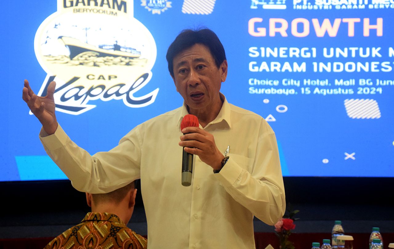 Direktur Utama PT Susanti Megah, Hermawan Santoso memberikan paparan produksi garam di sela gathering dengan petani, Kamis (15/8/2024). (Foto: Rochman Arief/jatimkini.com)