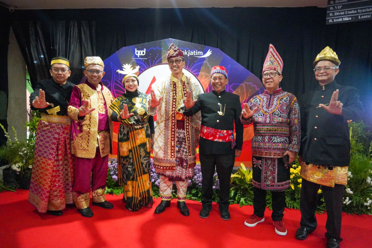 Jajaran direksi Bank Jatim saat merayakan HUT RI ke 79 dan HUT Bank Jatim ke 63. Foto : BJTM