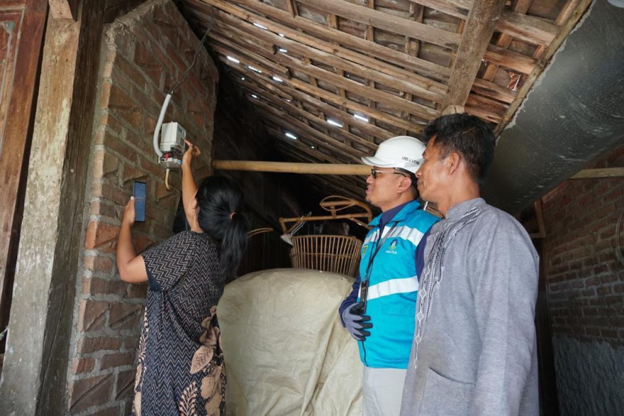 Warga manfaatkan promo Sambung baru listrik di wilayah 3T. (Foto PLN for Jatimkini)