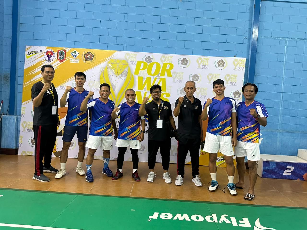 Akhirnya tim bulutangkis PWI Jatim raih tiket ke semifinal di Porwanas XIV ( Foto : Tim Porwanas Jatim )