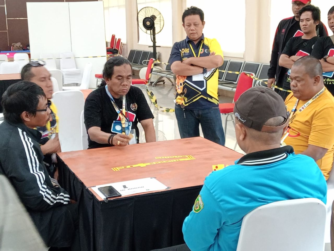 Tim Domino PWI Jatim terhenti di semifinal diajang Pormonas XIV . Penyebabnya Wisnu salah buang kartu ( Foto : Tim Porwanas Jatim )