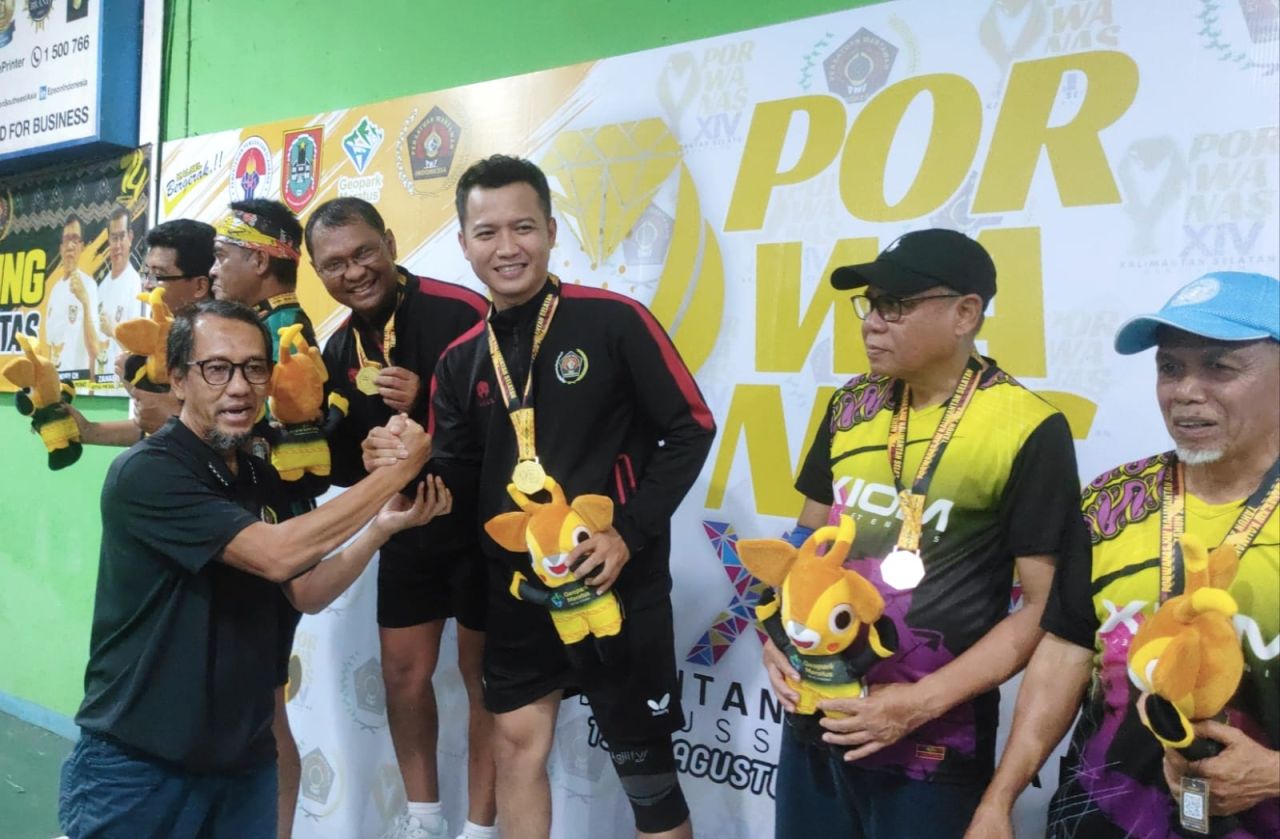 Tim cabang olahraga (cabor) tenis meja PWI Jatim berhasil meraih medali emas di Porwanas XIV ( Foto  : Tim Porwanas Jatim )