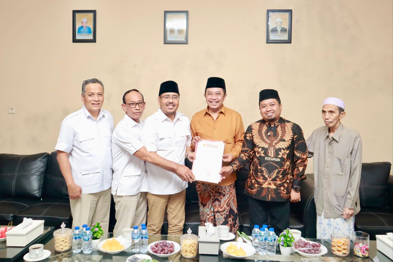 Akhirnya, partai Garinda resmi menunjuk pasangan pasangan KH Abdul Hamid Wahid atau Ra Hamid dan KH As’ad Yahya Syafi’i atau Ra As’ad sebagai pasangan calon Bupati dan calon wakil bupati di Pilkada 2024 ( Foto: Jatimkini.com/Abdur Rokib)