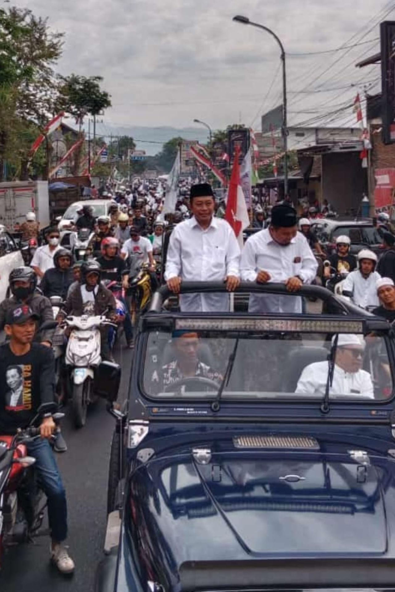 Pasangan Bakal calon Bupati (Cabup) KH Abdul Hamid Wahid dan Bakal Calon Wakil Bupati ( Cawabup) AS'Ad Yahyah Syafi'i ( RAHMAD) mendaftar ke KPU ( Foto : Jatimkini.com/ Abdur Rokib )