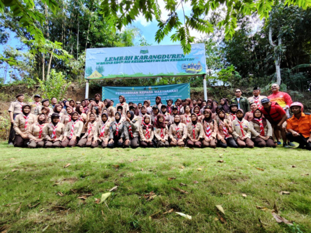 Dosen lintas jurusan Politeknik Kesehatan Kemenkes Malang, Jawa Timur, melaksanakan pengabdian masyarakat di Lembah Karangduren, Pakisaji, Malang.