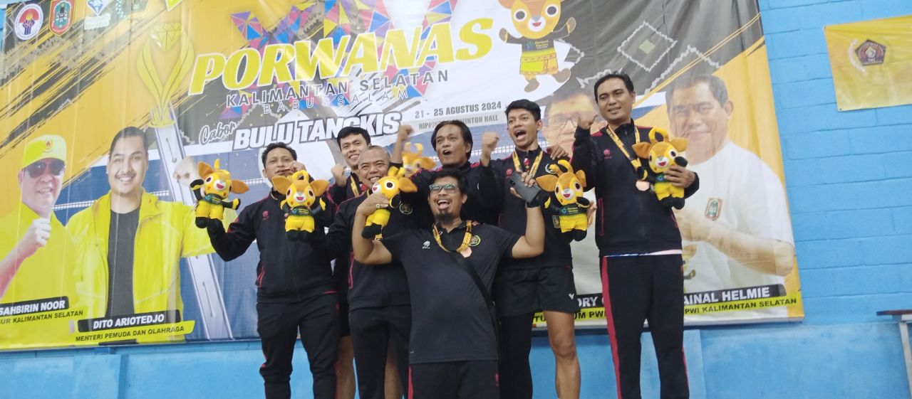 Tim bulutangkis PWI Jatim berhasil meraih medali emas usai mengalahkan tim bulutangkis Jateng di Porwanas XIV ( Foto : Jatimkini.com )