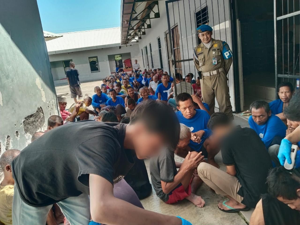 Dalam operasi Asuhan Rembulan Satpol PP Surabaya berhasil mengamankan 13 orang dalam pesta miras di dua lokasi ( Foto : Pemkot Surabaya for Jatimkini.com )