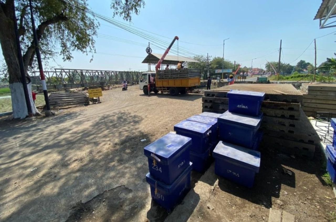 Dinas PU BM SDA Kabupaten Sidoarjo kebut pembangunan jembatan Bailey di Desa Kedungpeluk, Candi, Kabupaten Sidoarjo selama 6 hadi kerja ( Foto : Dok. Surabayaonline.com )