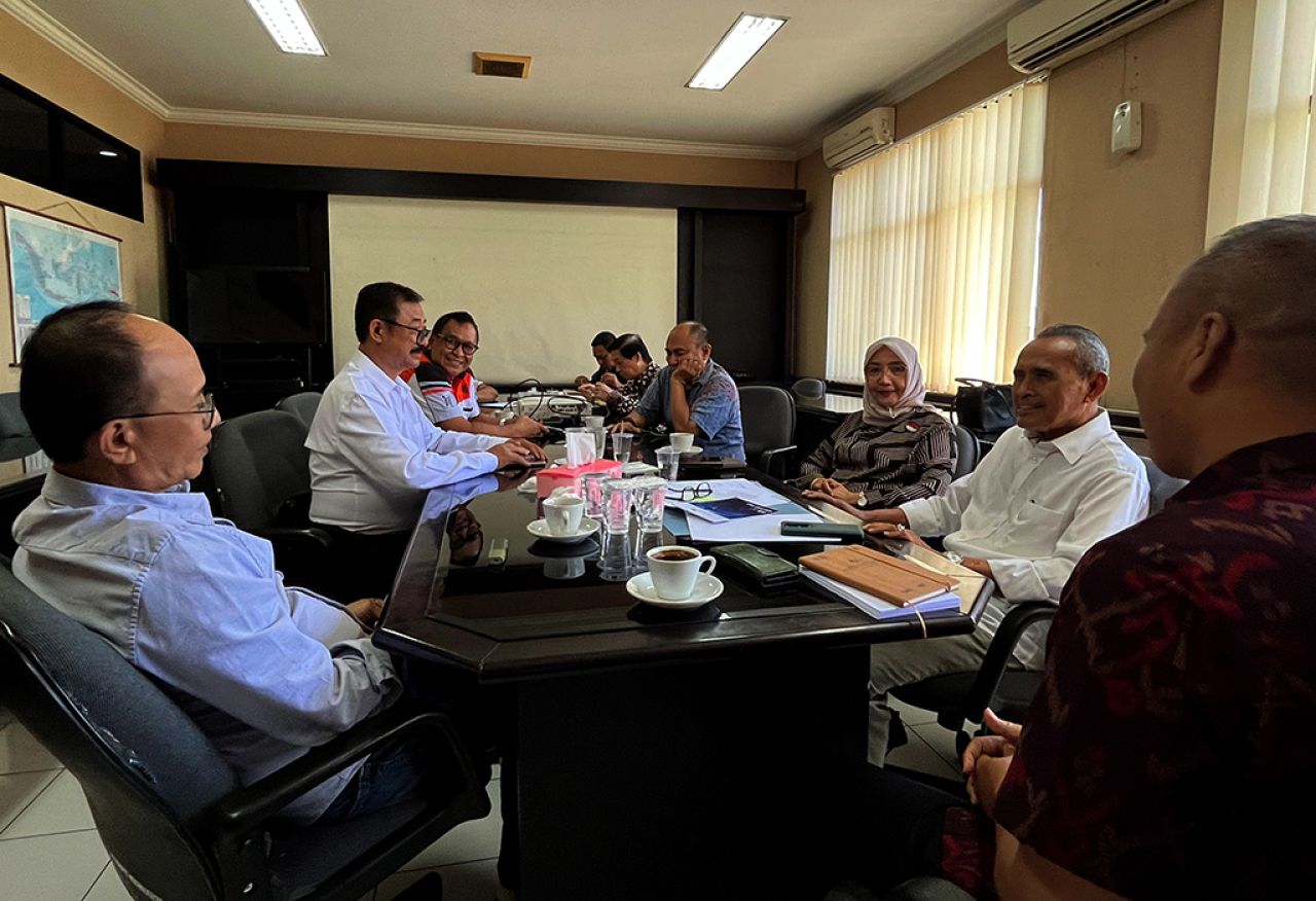 Ketua Kadin Jatim, Adik Dwi Putranto (kiri) menemui para pelaku usaha yang tergabung dalam  Forum Asosiasi Kepelabuhanan Tanjung Perak terkait logistik halal. (Foto: Kadin Jatim for jatimkini.com)