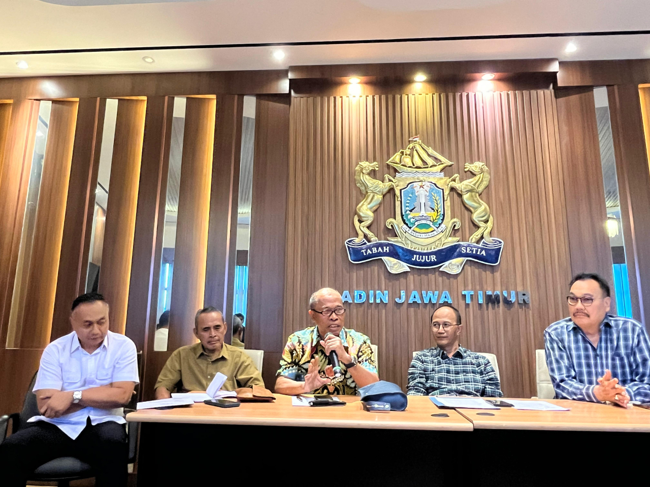 Para pengusaha di Jatim menjelaskan alasan penolakan RPM Tarif Kepelabuhan. Foto : Kadin Jatim