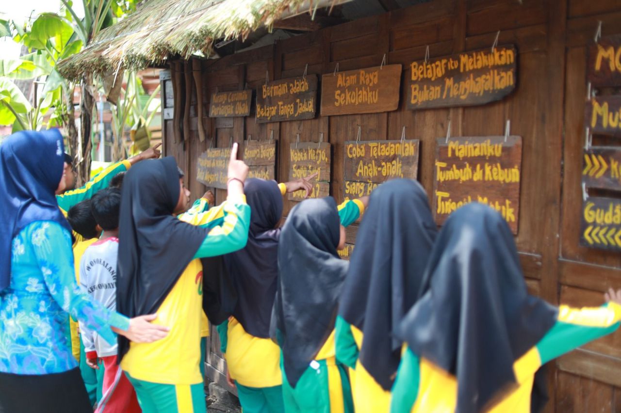 Anak-anak saar bermain di Kampung Lali Gadget yang berlokasi di Desa Pagerngumbuk, Kecamatan Wonoayu, Kabupaten Sidoarjo. (Foto: PLN for Jatimkini)