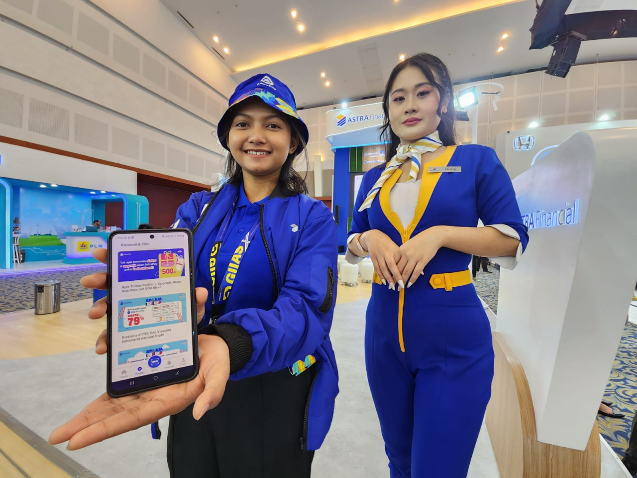 Salesperson menunjukan fitur-fitur yang tersedia di dalam aplikasi pembayaran AstraPay di momen GIIAS Surabaya 2024, Rabu (28/8/2024). Foto : Peni Widarti