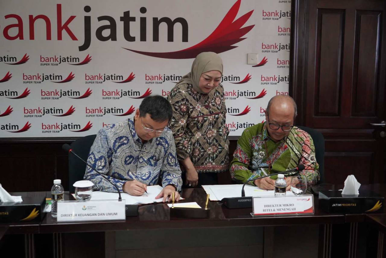 Direktur Mikro, Ritel, dan Menengah Bank Jatim, R. Arief Wicaksono (kanan) dan Direktur Keuangan & Umum Petrokimia Gresik, Robby Setiabudi Madjid (kiri) menandatangani perjanjian kerja sama kredit investasi untuk pembangunan pabrik pupuk Phonska V. Foto :