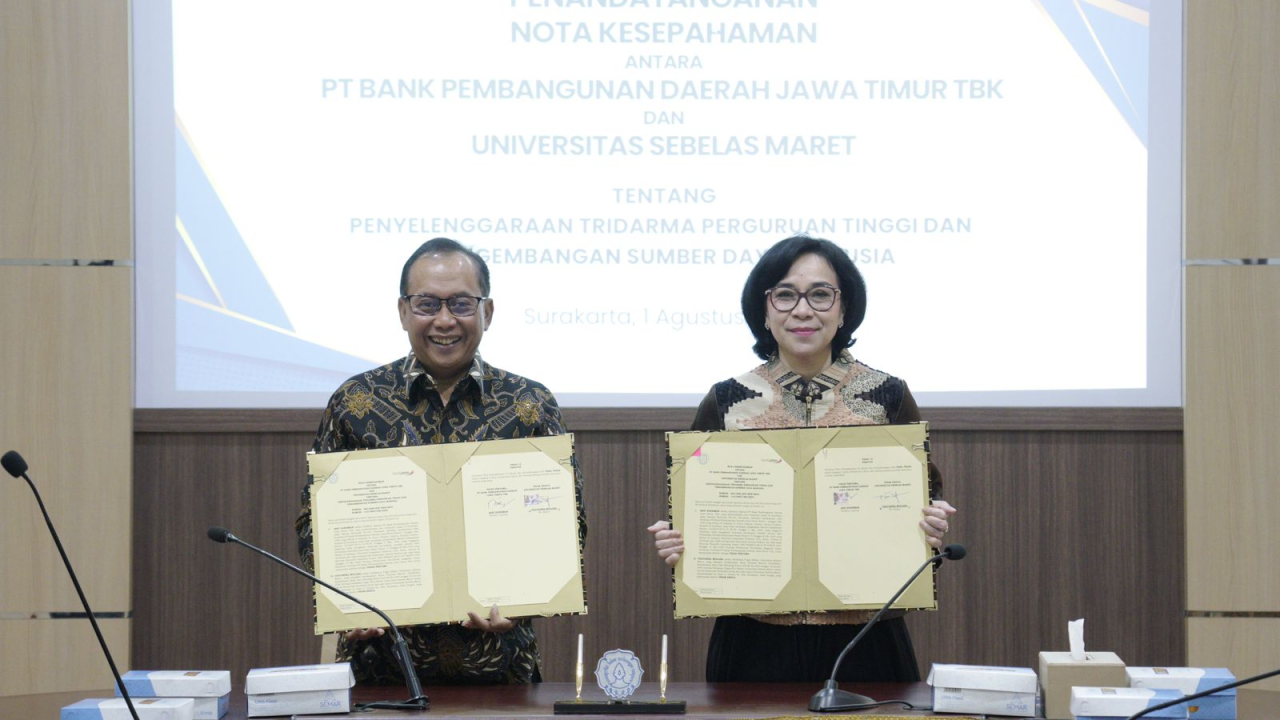 Proses penandatanganan kerja sama Bank Jatim dengan UNS Surakarta. Foto : BJTM