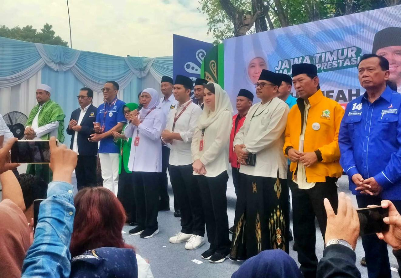 Khofifah Indar Parawansa dan Emil E. Dardak disambut masyarakat sebelum berangkat menuju KPU Jatim untuk mendaftarkan diri sebagai calon Gubernur dan Wakil Jatim periode 2025 - 2030 di Surabaya. Foto : ist-