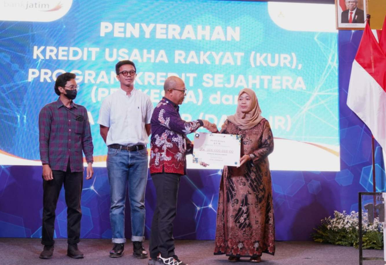 Direktur Mikro, Ritel, dan Menengah Bank Jatim, R. Arief Wicaksono secara simbolis menyerahkan KUR kepada pelaku UMKM di K-UKM Expo 2024. Foto : BJTM
