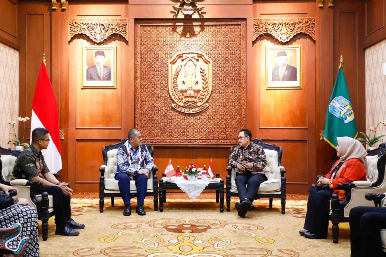 Pj Gubernur Jatim Adhy Karyono (kanan) saat menerima kunjungan Dubes Peru untuk Indonesia Luis Tsuboyama (kiri) di Surabaya. Foto : Pemprov Jatim