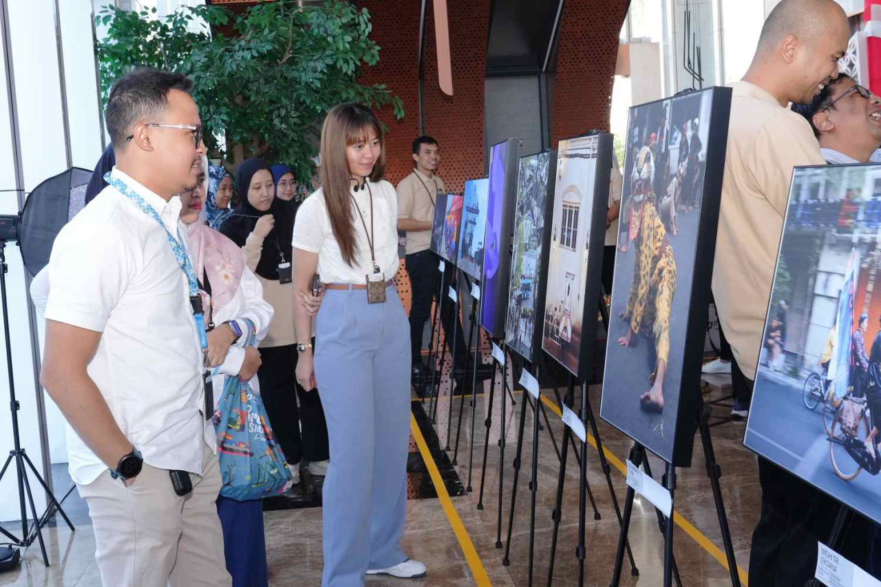 Pengunjung pameran fotografi 'Frame of Life' oleh komunitas LOLO. Foto : SPTP
