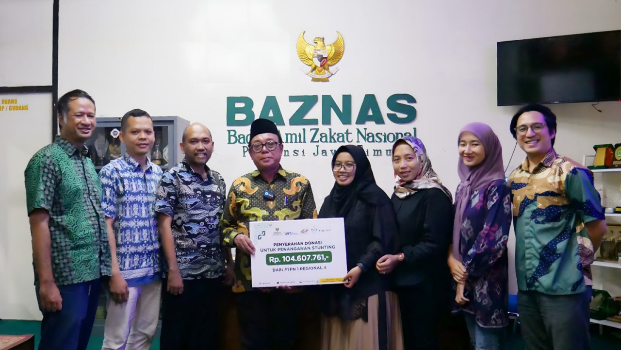 Tim PTPN I Regional 4 saat menyerahkan perolehan donasi kepada Baznaz Jatim. Foto : PTPN