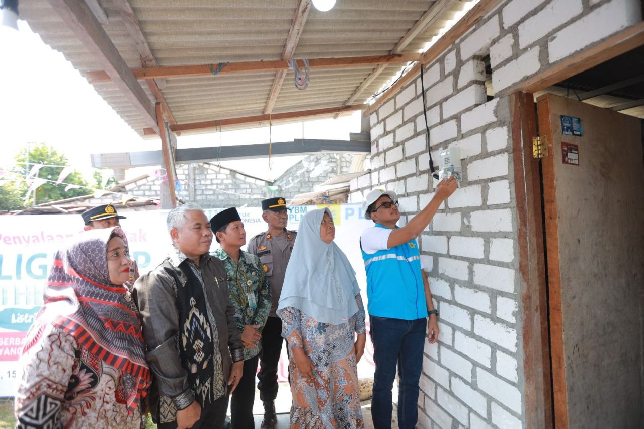 General Manager PT PLN (Persero) Unit Induk Distribusi (UID) Jawa Timur, Agus Kuswardoyo didampingi stakeholder menyalakan listrik di Desa Bendungan, Kecamatan Duduk Sampeyan, Kabupaten Gresik. (Foto: PLN for Jatimkini)