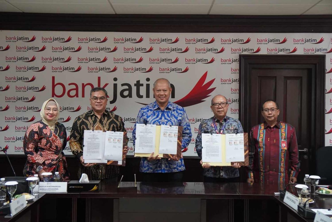 Prosesi penandatanganan MoU Bank Jatim dengan KBI dan KPBI terkait layanan jasa perbankan dan pengembangan sistem resi gudang. Foto : BJTM