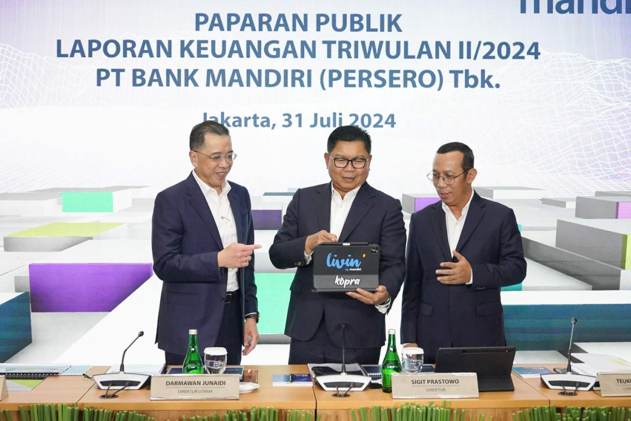 Direktur Utama Bank Mandiri, Darmawan Junaidi (tengah) saat menggelar paparan publik kinerja kuartal II/2024 di Jakarta. Foto : Bank Mandiri