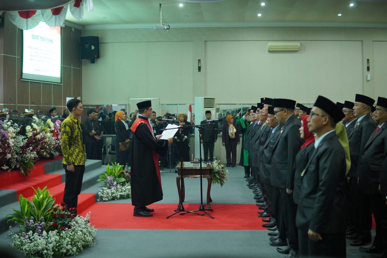 Sebanyak 45 anggota DPRD kabupaten Bondowoso Jawa Timur hasil pemilihan  tahun 2024 resmi dilantik ( Foto: Jatimkini.com/ Abdur Rokib )