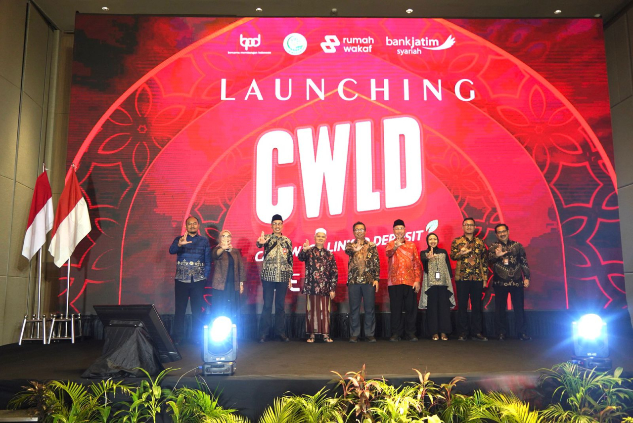 UUS Bank Jatim saat meluncurkan program Cash Waqf  Linked Deposit (CWLD). Foto : BJTM
