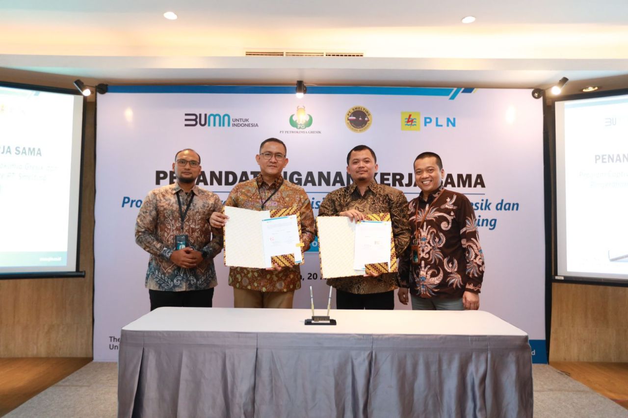 Penandatanganan perpanjangan program layanan PACP bersama PT Petrokimia Gresik dan pembelian REC oleh PT Smelting. (Foto: PLN for Jatimkini)