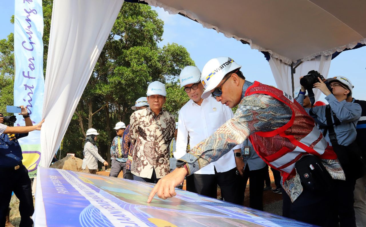 Menteri Perhubungan, Budi Karya Sumadi menyaksikan maket KITB di sela peresmian beberapa waktu lalu. (foto Pelindo Regional 3 for jatimkini.com)