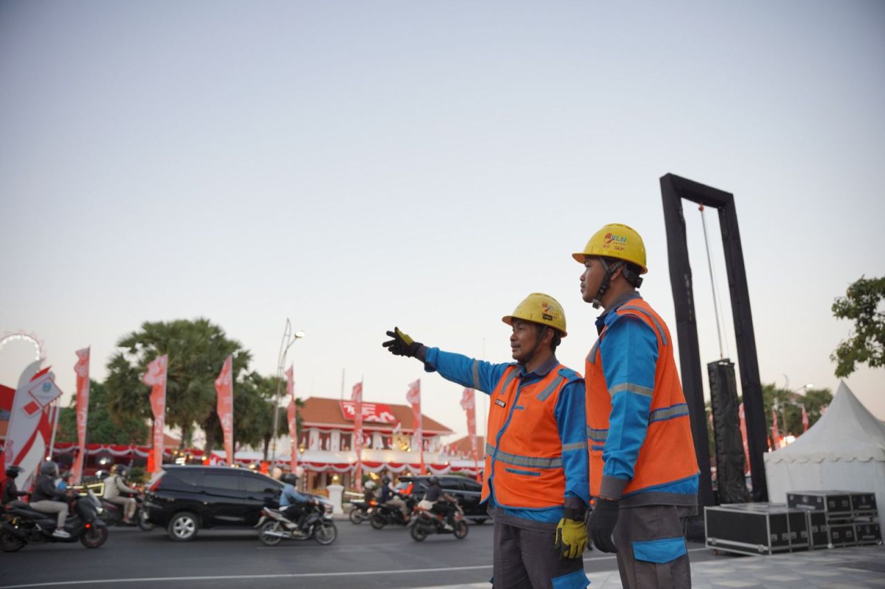 Personel PLN jaga keandalan pasokan listrik di Gedung Negara Grahadi. (Foto: PLN for Jatimkini)