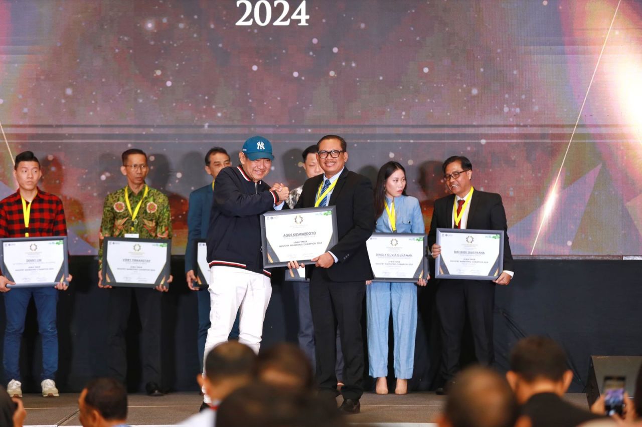 PT PLN (Persero) Unit Induk Distribusi (UID) Jawa Timur meraih penghargaan dari Indonesia Marketing Festival (IMF) 2024. (Foto: PLN for Jatimkini)