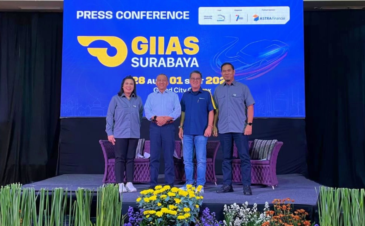 Jajaran Astra Financial dan Gaikindo saat menggelar konferensi pers GIIAS Surabaya 2024, Selasa (13/8/2024). Foto : Alvian Yoananta