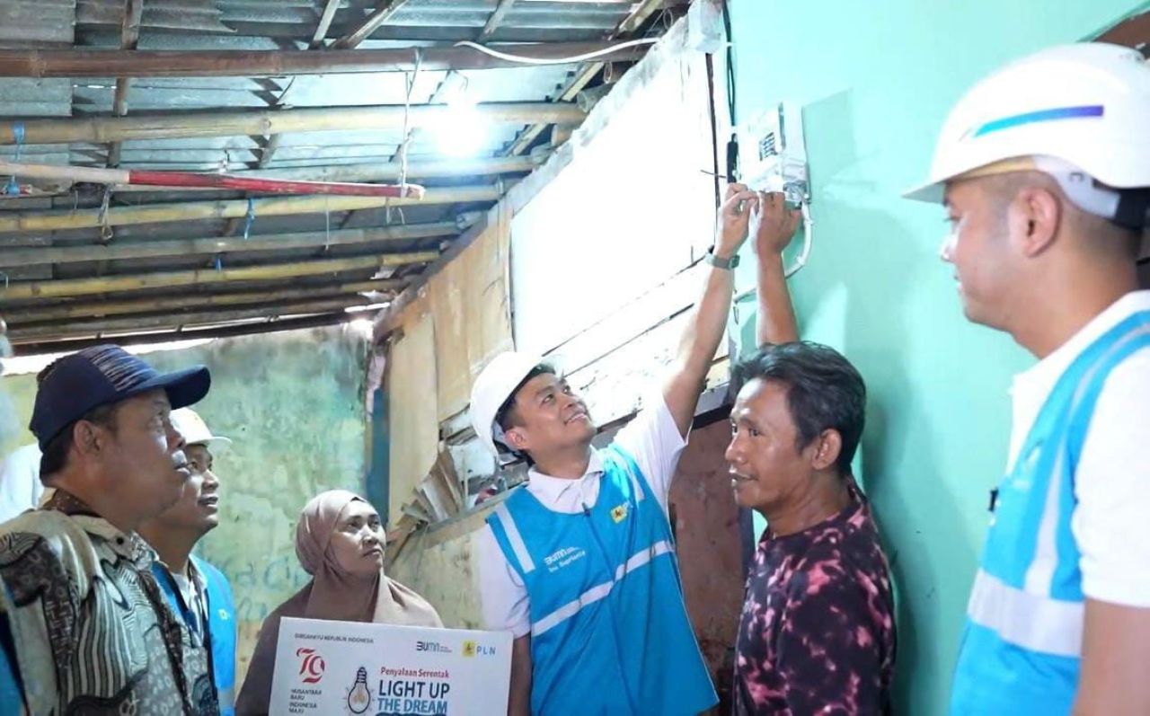 PT PLN (Persero) melalui program 'Light Up The Dream' berhasil memberikan sambungan listrik secara gratis. (Foto: PLN for Jatimkini)