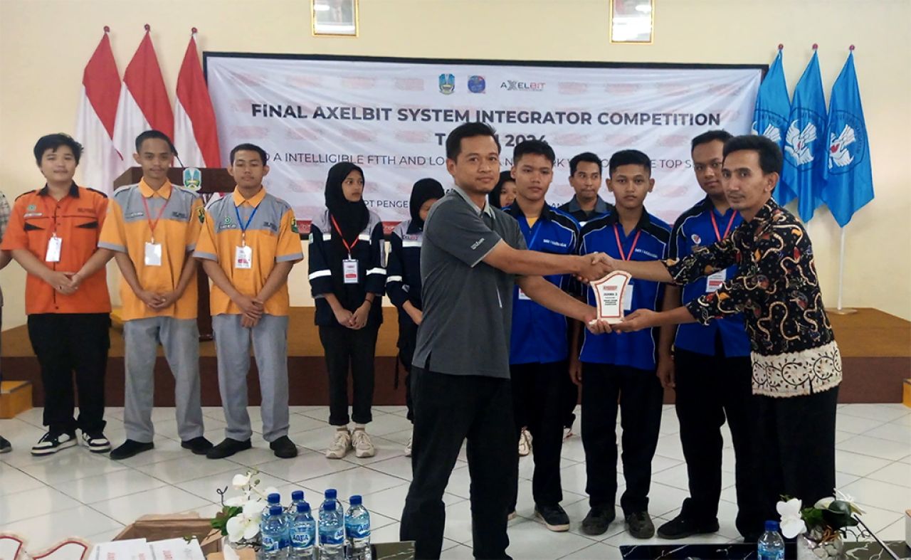 SMKN 1 Kademangan Kabupaten Blitar berhasil merebut posisi ketiga dalam Axelbit System Integrator Competition 2024.