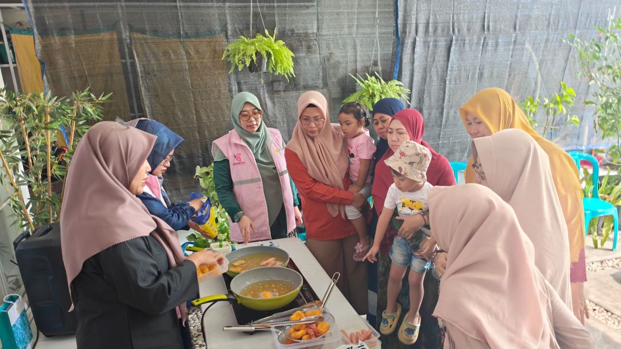 Srikandi PLN Unit Pelayanan Pelanggan (UP3) Mojokerto bersama warga demo memasak Menggunakan kompor induksi di Miji Baru. (Foto: PLN for Jatimkini)