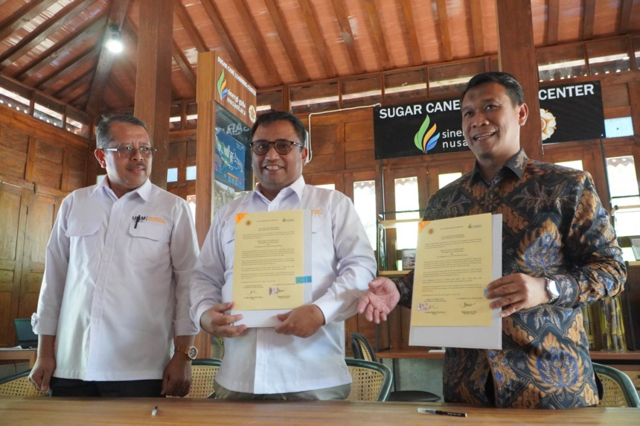 Direktur Utama SGN, Mahmudi (kanan) dalam peluncurkan Sugar Cane Learning Cente Yogyakarta. Foto : SGN