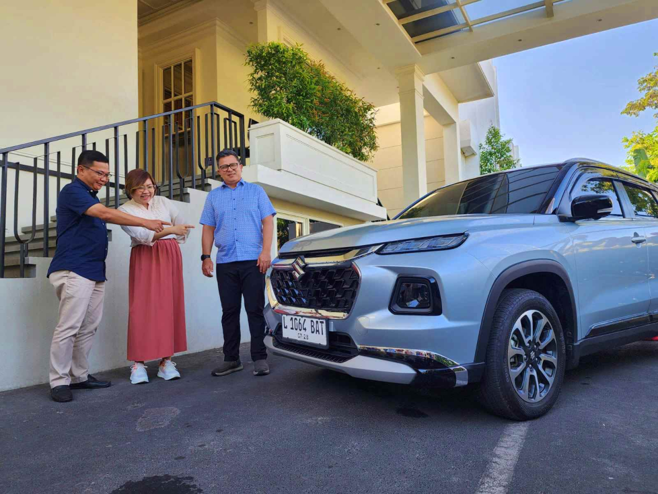 Dept. Head of Strategic Planning PT Suzuki Indomobil Sales (SIS), Joshi Prasetya (kiri) bersama Tim Suzuki Jatim memamerkan produk mobil Suzuki Grand Vitara kepada sejumlah media di Surabaya, Senin (26/8/2024). Foto : Peni Widarti