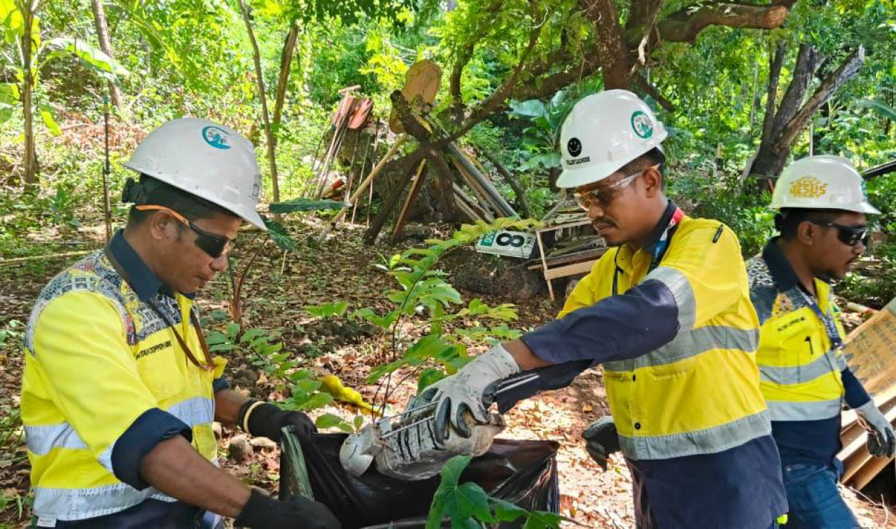 Pekerja tambang Merdeka Copper Gold saat melakukan penanaman bibit mangrove. Foto : MDKA