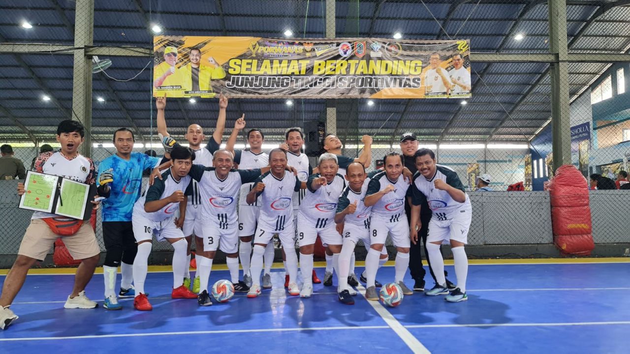 Setelah berjuang keras Tim Futsal U-40 PWI Jatim akhirnya terhenti di babak semifinal di ajang Pekan Olahraga Wartawan Nasional   XIV di Banjarmasin, Kalsel ( Foto : Tim Porwanas Jatim )