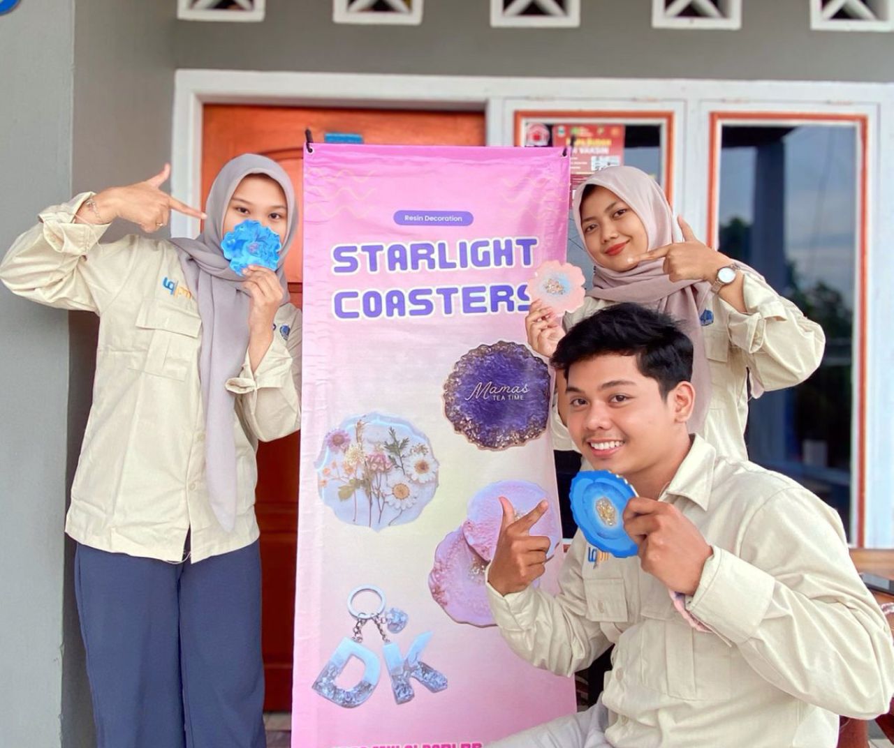Megra Maulana, Megita Bulandari, dan Akiko Salsabila Soenarto dari Universitas Bangka Belitung (UBB) telah membuktikan keberhasilannya merintis sebuah usaha kreatif. ( Foto : Jatimkini.com / Ilham )