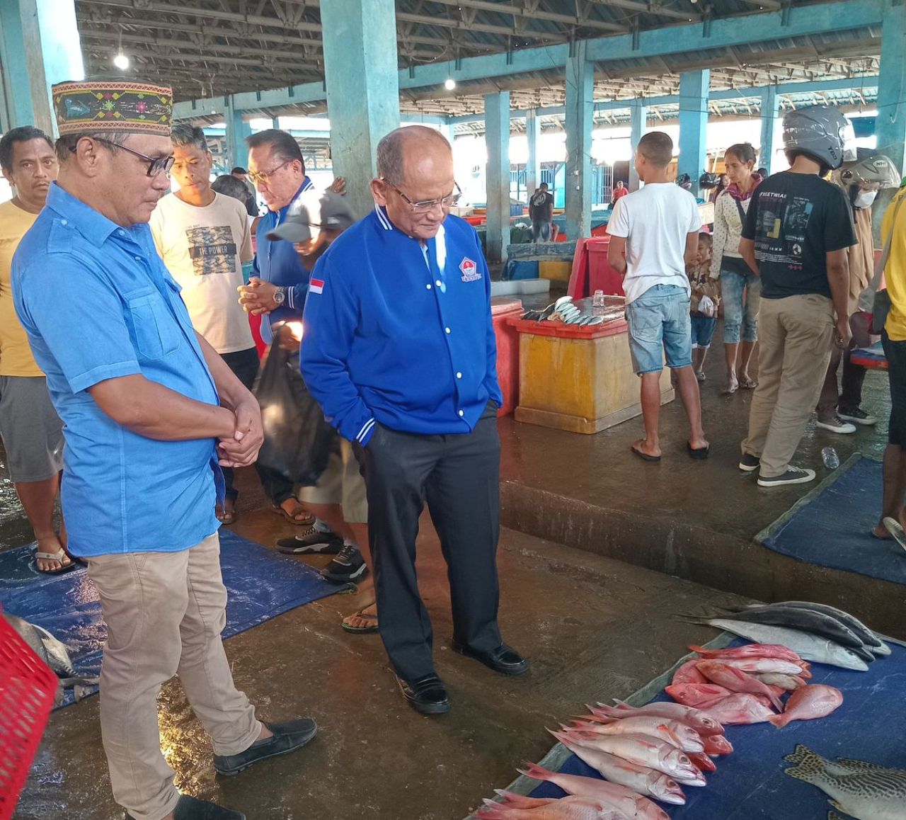 Kunjungan Ketum HNSI Laksamana ( Purn ) Sumardjono di pelabuhan pendaratan ikan tangkapan nelayan seputar Kota Kupang, Nusa Tenggara Timur.( Foto : Jatimkini.com/Rokimdakas)