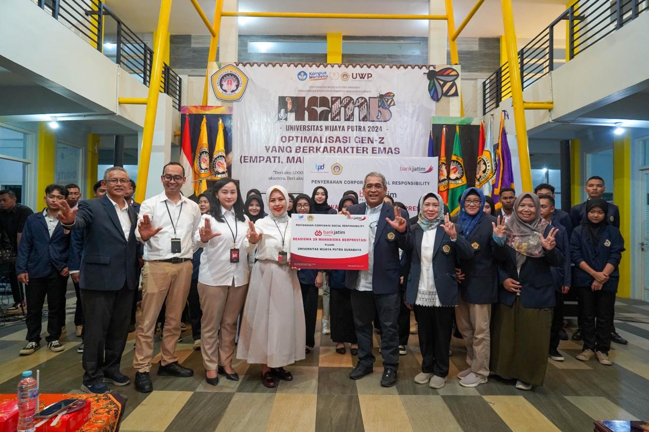 Penyerahan beasiswa kepada mahasiswa Universitas Wijaya Putra. Foto : Bank Jatim