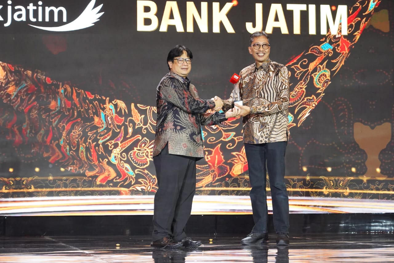 Direktur Utama Bank Jatim Busrul Iman saat menerima penghargaan CNN Awards 2024. Foto : BJTM