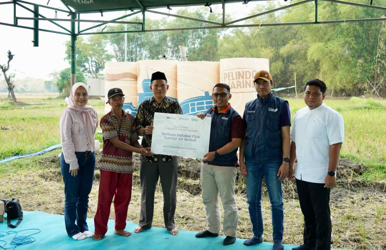 Simbolis penyerahan bantuan pengembangan jaringan pipa distribusi air di Bangkalan. Foto : Pelindo Marine