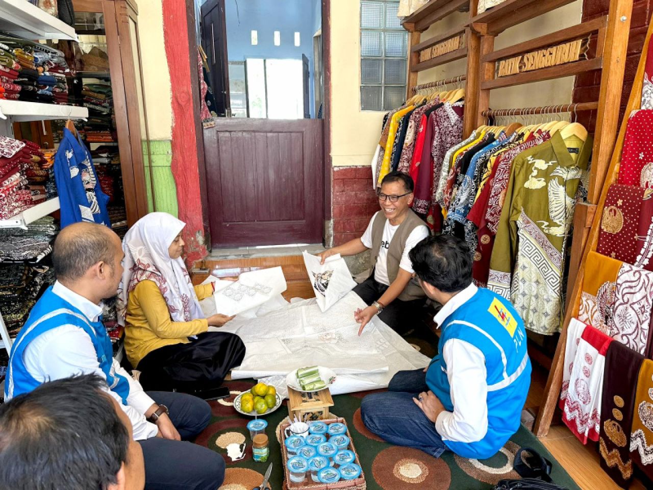 Tim PLN Nusantara Power UP Brantas berada di galeri Batik Seng. Foto: Dok. PLN NP UP Brantas