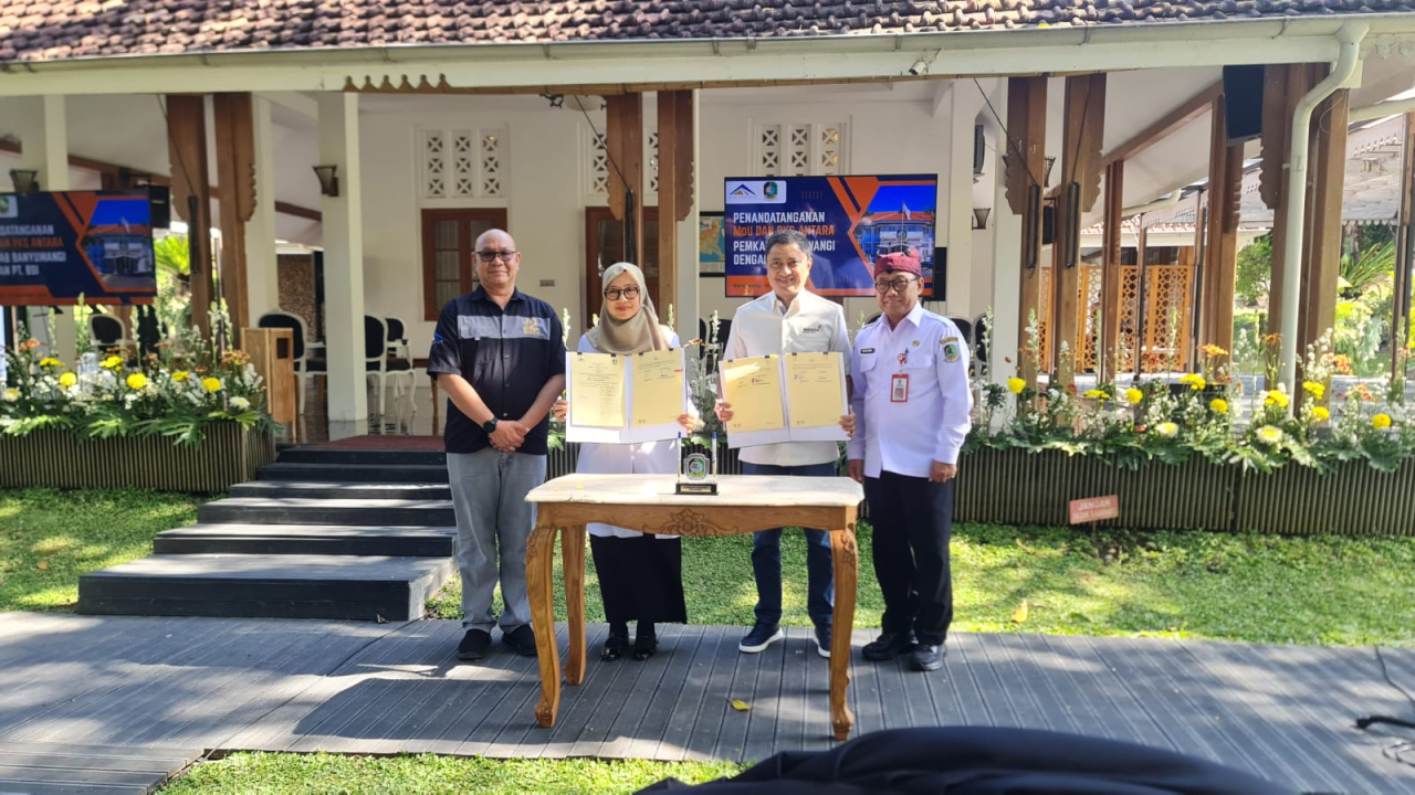   Direktur BSI Cahyono Seto (kedua kanan) dan Bupati Banyuwangi (kedua kiri) saat menandatangani Mou dan PKS di Banyuwangi. Foto : BSI