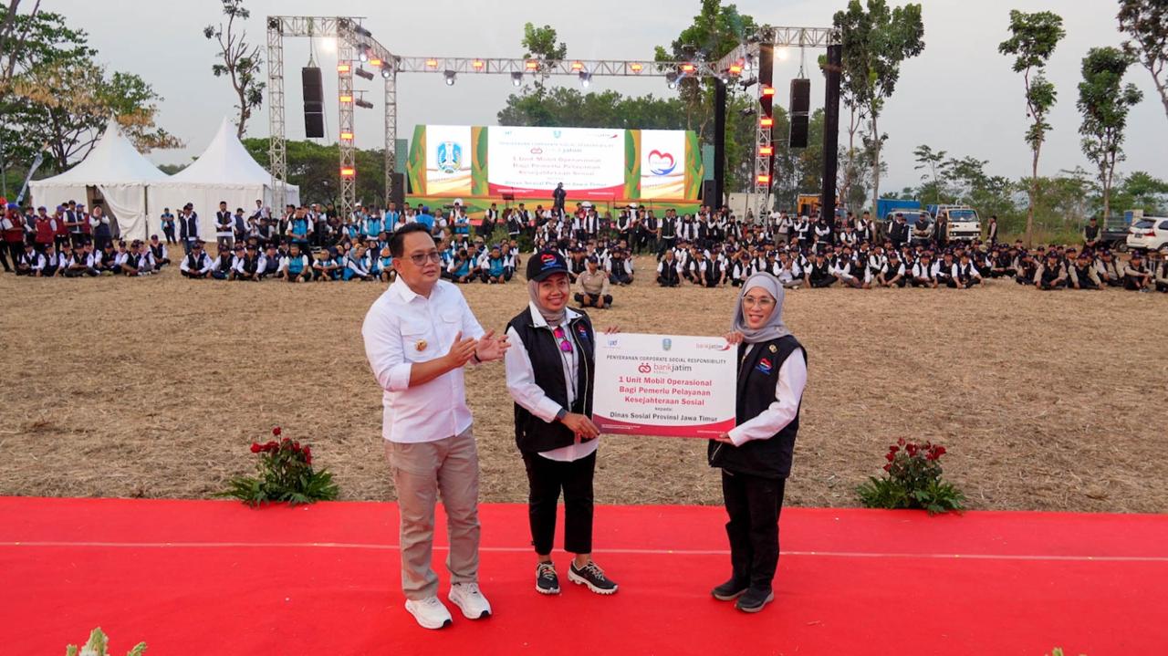 Prosesi penyaluran CSR Bank Jatim kepada Dinsos Jatim. Foto : BJTM